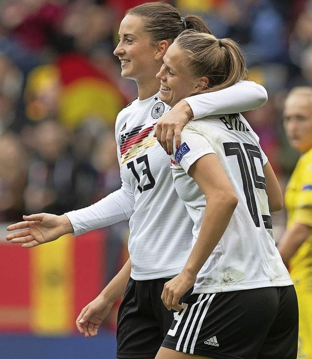Sara Dbritz (links) freut sich mit de...tertler Nationalspielerin Klara Bhl   | Foto: Bernd Thissen (dpa)
