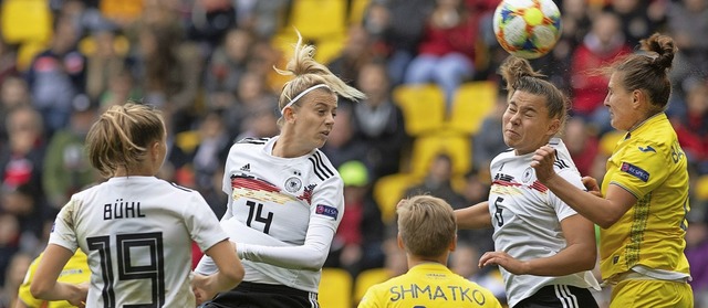 Klara Bhl, Johanna Eisig und Lena Obe...von links) im Spiel gegen die Ukraine   | Foto: Bernd Thissen (dpa)