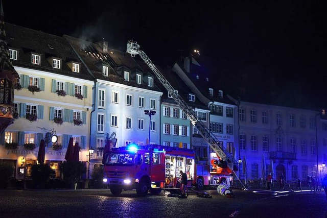 Der Dachstuhlbrand am Mnsterplatz war... Aufgabe fr die Freiburger Feuerwehr.  | Foto: Rita Eggstein