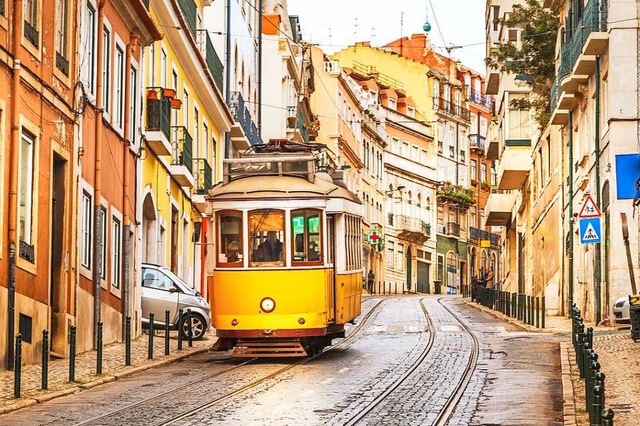 Eine dieser typischen Straen von Lissabon.  | Foto: Marcin Krzyzak