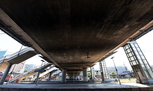 Der Beton der massiven Stadtbahnbrcke brckelt, weil Wasser eindringt.  | Foto: Rita Eggstein