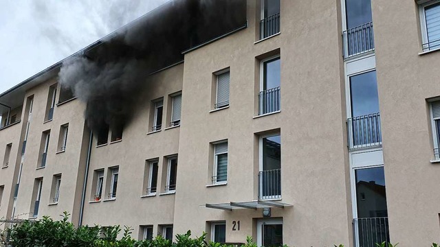 Rauchschwaden stiegen aus der Wohnung empor.  | Foto: Karl Kovacs