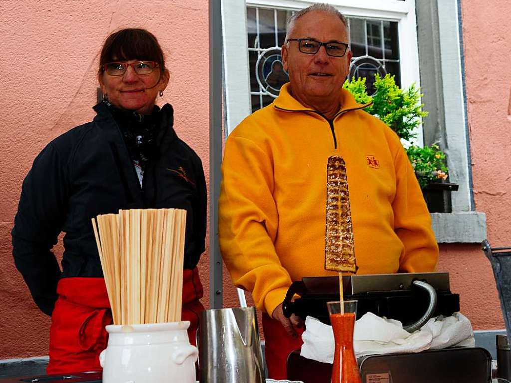 Obwohl das Wetter nicht unbedingt fabelhaft war, lockten die mystischen Wesen der Stelzenlufer und Riesentiere viele Besucher in die Staufener Altstadt, wohin der Gewerbeverein zum verkaufsoffenen Sonntag geladen hatte.