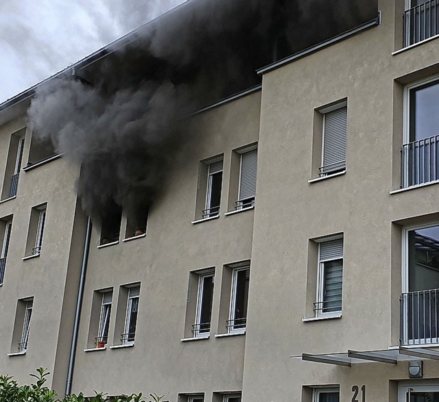 Rauchschwaden stiegen aus der Wohnung ...wehr hatte die Drehleiter im Einsatz.   | Foto: Karl Kovacs