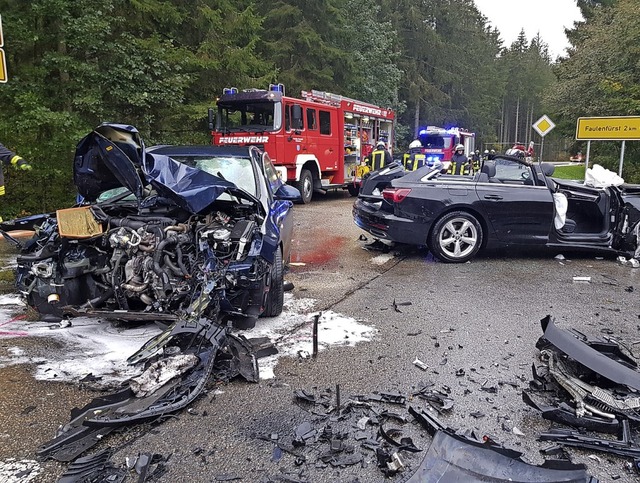 Bei einem Unfall auf der Landesstrae ...  wurde drei Personen schwer verletzt.  | Foto: Kamera24