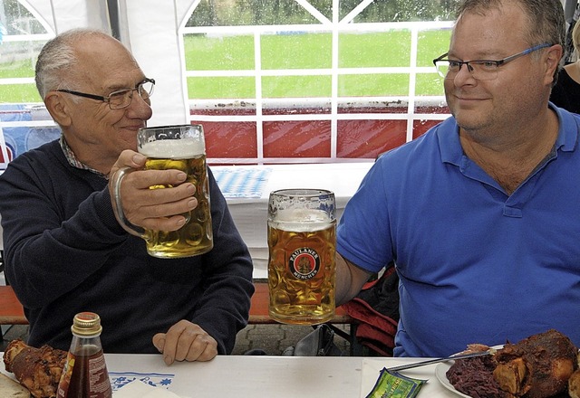 Na dann, Prost! Besucher stoen auf das Wittlinger Oktoberfest an.  | Foto: Regine Ounas-Krusel