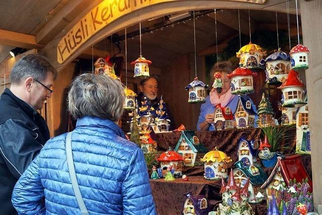 Der Kunsthandwerkermarkt in Holzen lockt die Besucher auch bei tristem Wetter