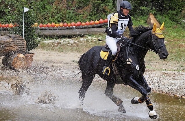 Besonders spannend fr das Publikum wa...em Sprung hinein durchqueren mussten.   | Foto: Jutta Geiger