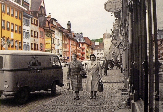 &#8222;Zwei Damen in der Kaiserstrae&...r Stadtscheuer Waldshut zu sehen ist.   | Foto:  