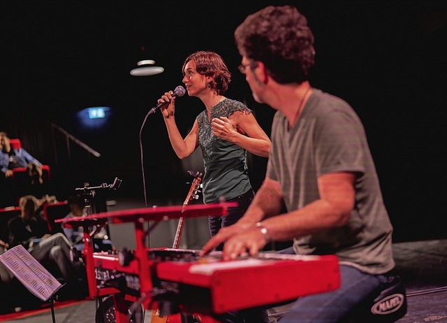 Clmence Leh und Fabrice Lemoine bezau... das Vernissagenpublikum musikalisch.   | Foto: Jigal Fichtner, Manfred Hammes