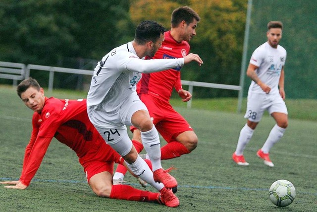 mit kmpferischen Elementen: Die  Vill...en die Roten aus Bad Drrheim mit 2:0.  | Foto: Dieter Reinhardt