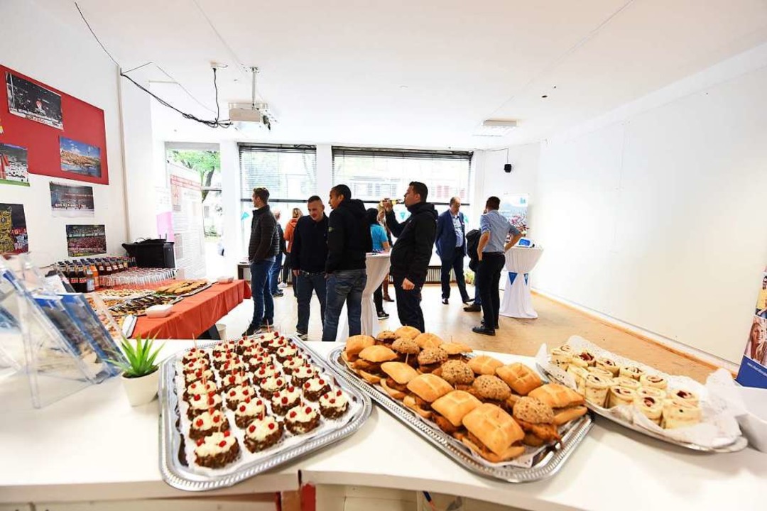 Zur Wiedererffnung gab&#8217;s neugierige Besucher &#8211; und Snacks.  | Foto: Rita Eggstein