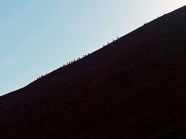 Wie Ameisen: Touristen am Uluru  | Foto: Christoph Sator (dpa)
