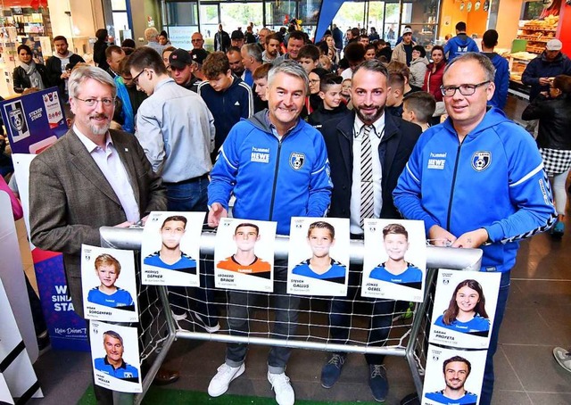 Am Freitag war der Startschuss fr den...Edeka) und Jugendleiter Stefan Wlfle.  | Foto: Wolfgang Knstle