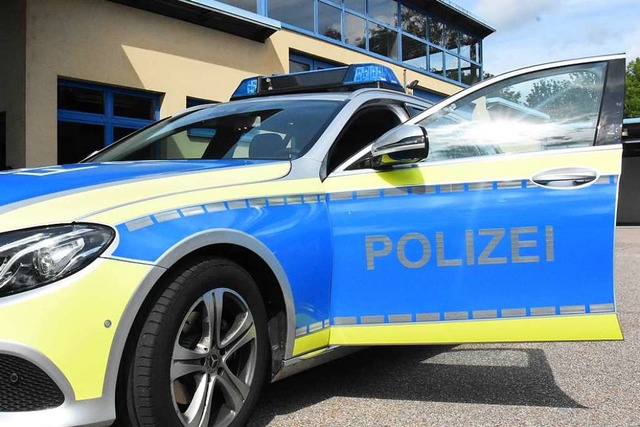 Dieses Auto der Lrracher Polizei hat noch alle Seitenspiegel  | Foto: Kathrin Ganter