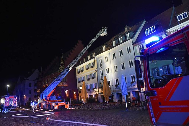 Als die Feuerwehr eintraf, schlugen Fl...achstuhl eines Hauses am Mnsterplatz.  | Foto: Rita Eggstein