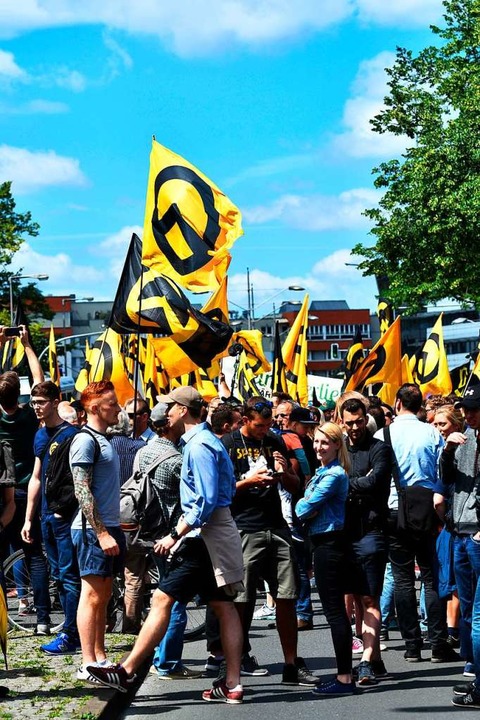 Eine Demonstration der rechtsextremen ...ren Bewegung im Sommer 2017 in Berlin   | Foto: Paul Zinken