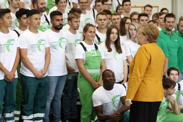 Angela Merkel mit den Herrenknecht-Azubis  | Foto: Christoph Breithaupt