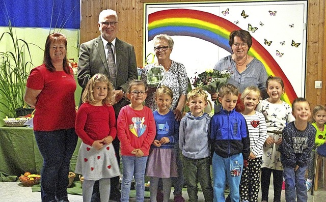 Kindergartenleiterin Heike Schfer-Geh...mmen mit etlichen Kindergartenkindern.  | Foto: Kita