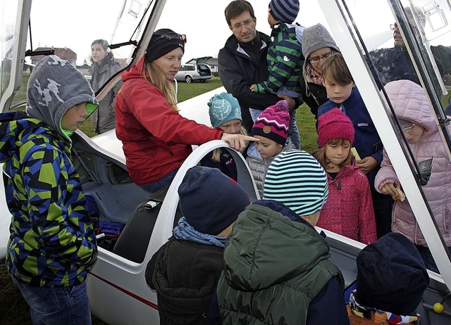 40 Kinder in verschiedenen Gruppen tau...nks im Bild Fluglehrerin Anna Weniger.  | Foto: Andreas Bhm