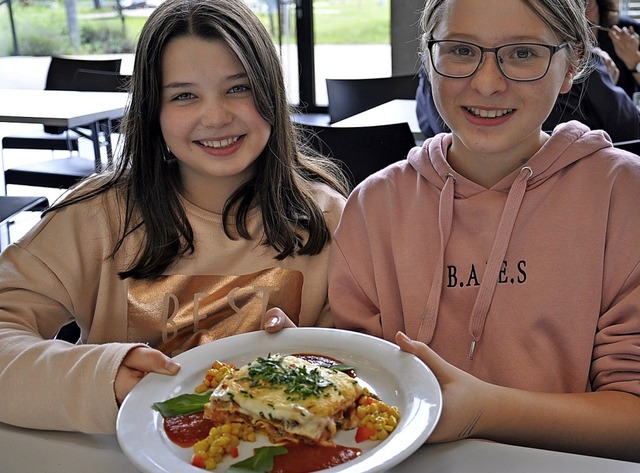 Die Heimschlerinnen Betty Wurth und Lea Matzat mit der Gemselasagne des Tages   | Foto: Jakob Katzmann