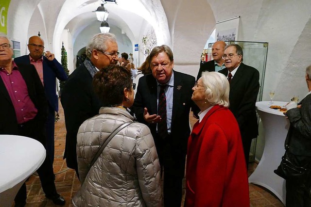 Nach dem offiziellen Teil kam  Richard...rmeister Marcel Bauer und dessen Frau.  | Foto: Sylvia Sredniawa