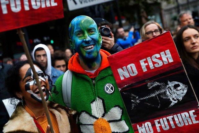 Am Montag gab es weltweite Protestakti...bellion, hier Demonstranten in London.  | Foto: Alastair Grant (dpa)