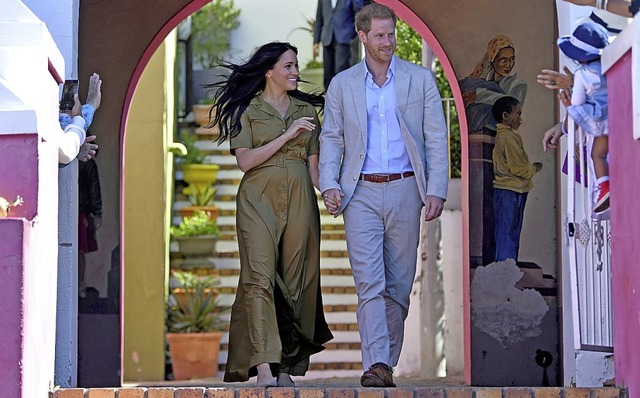 Eben waren sie auf Afrikareise: Meghan Markle und Prinz Harry in  Kapstadt  | Foto: Toby Melville (dpa)