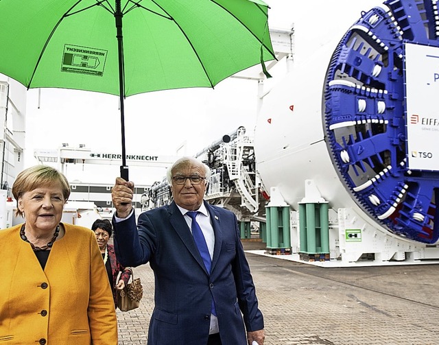 Kanzlerin  Merkel und ein  alter, neuer Schirmherr: Unternehmer  Herrenknecht  | Foto: Patrick Seeger (dpa)