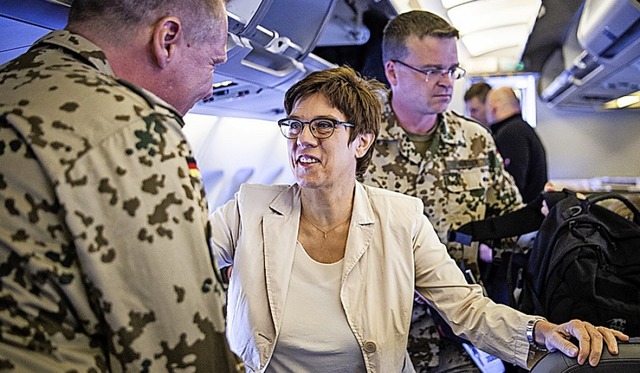 Auf dem Weg nach Mali:  Annegret Kramp...Sonntag  in einem Airbus der Luftwaffe  | Foto: Arne Immanuel Bnsch (dpa)
