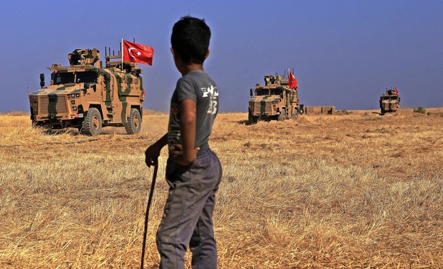 Trkische  Fahrzeuge patrouillieren an der  syrisch-trkischen Grenze.   | Foto: Baderkhan Ahmad (dpa)