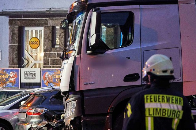 Ein Lastwagen ist in Limburg in mehrer...fahren. Neun Menschen wurden verletzt.  | Foto: Sascha Ditscher (dpa)