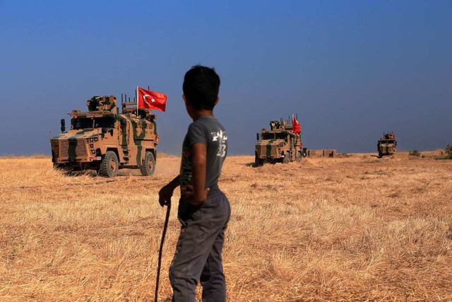 Trkische  Fahrzeuge patrouillieren an der  syrisch-trkischen Grenze.  | Foto: Baderkhan Ahmad (dpa)