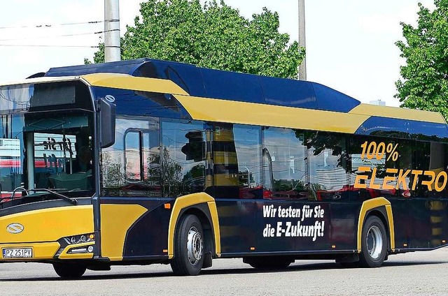 Alt und neu: Ab November testet die VAG E-Busse (rechts) in Freiburg.  | Foto: Ingo Schneider