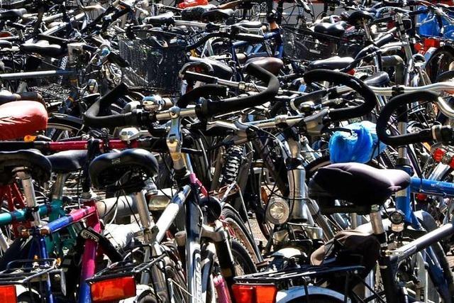 Freiburger Stadtverwaltung lässt Fahrräder an Haltestellen kostenpflichtig entfernen