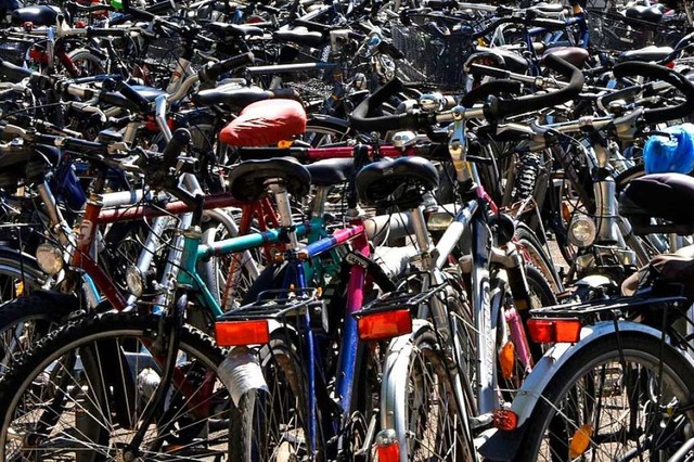 Geparkte Bikes am Freiburger Hauptbahn...G-Haltestellen sammeln sich die Rder.  | Foto: Michael Bamberger