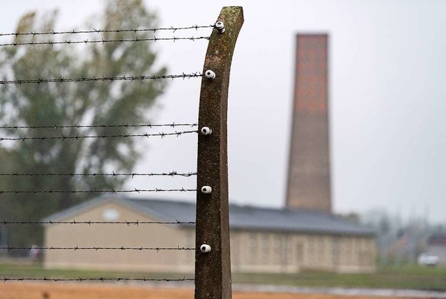 Reste eines Stacheldrahtzauns steht au...elnde der Gedenksttte Sachsenhausen.  | Foto: Soeren Stache (dpa)