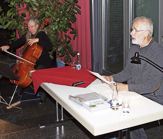 Johannes Diez liest aus einem Roman &#...egleitet von Destine Traute am Cello.   | Foto: Michael Haberer