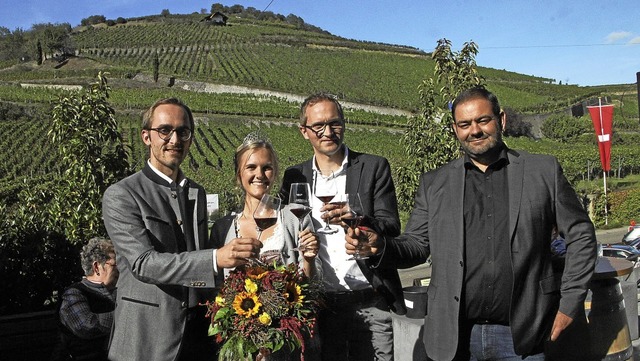 Der Vorstandsvorsitzende der WG Achkar...(von rechts) erffneten das Weinfest.   | Foto: Herbert Trogus