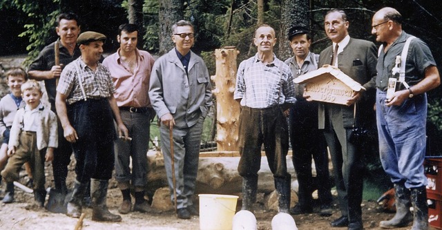 Nach Fertigstellung des Brunnens 1969:...kung: einige  Personen sind unbekannt)  | Foto: Gemeindearchiv Kirchzarten