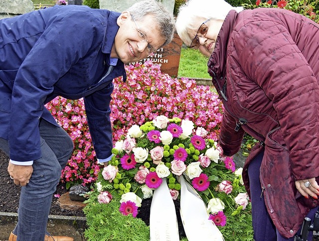 Uwe Matzeit legte mit Felicitas Drobec...an das Wirken der Weikppel-Stiftung.  | Foto: Gerhard Lck