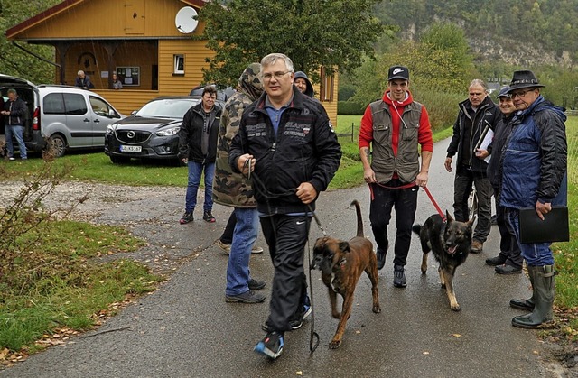 Beim Hundesportverein konnte neun Teil...hts im Bild) war der Leistungsprfer.   | Foto: Chris Rtschlin