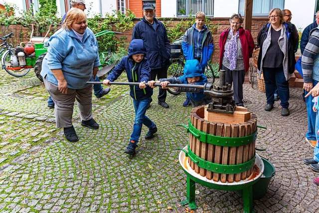 Die Besucher durften auch selbst an der Apfelpresse Hand anlegen.  | Foto: Hubert Gemmert