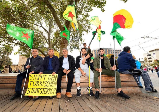 Etwa 250 Kurden und Sympathisanten dem...eren auf dem Platz der Alten Synagoge.  | Foto: Ingo Schneider