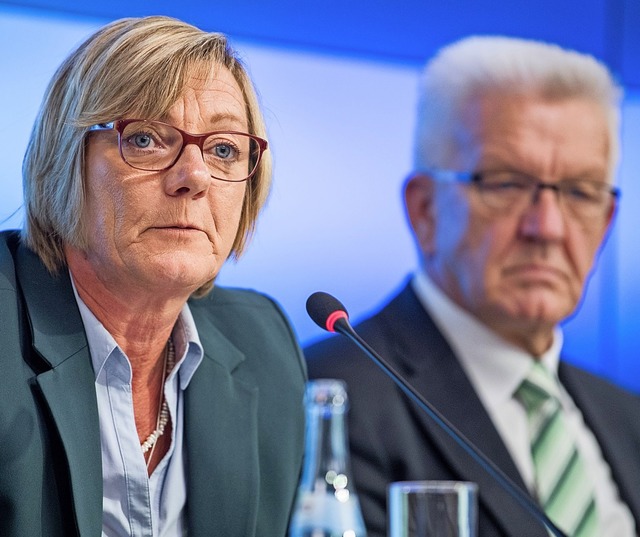 Finanzministerin Edith Sitzmann und Wi... Kretschmann stellen den Haushalt vor.  | Foto: Sebastian Gollnow