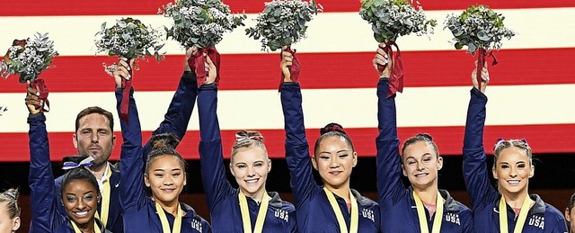 Die Bltentrume der US-Turnerinnen um...llung. Es gab Gold im Teamwettbewerb.  | Foto: Tom Weller (dpa)