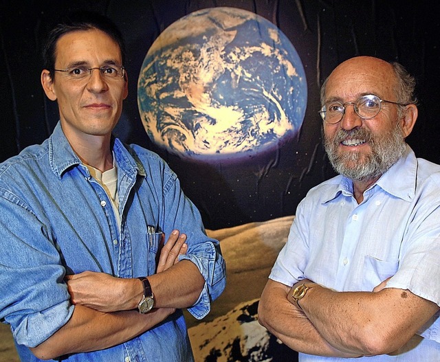 Die Schweizer Astronomen  Didier Queloz und  Michel Mayor (rechts)  | Foto: Laurent Gillieron (dpa)