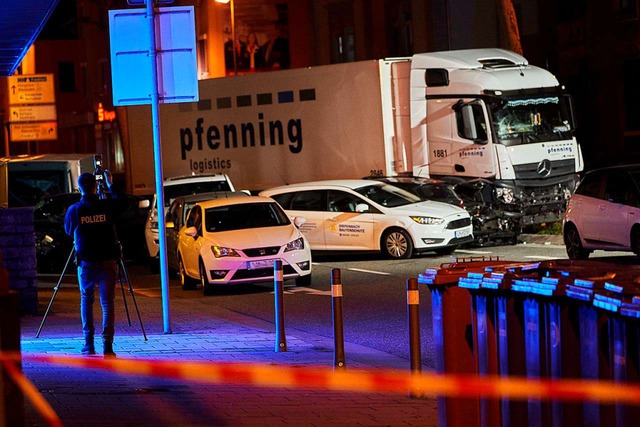 Der  Lastwagen ist in Limburg auf mehr...fahren, acht Menschen wurden verletzt.  | Foto: Sascha Ditscher (dpa)