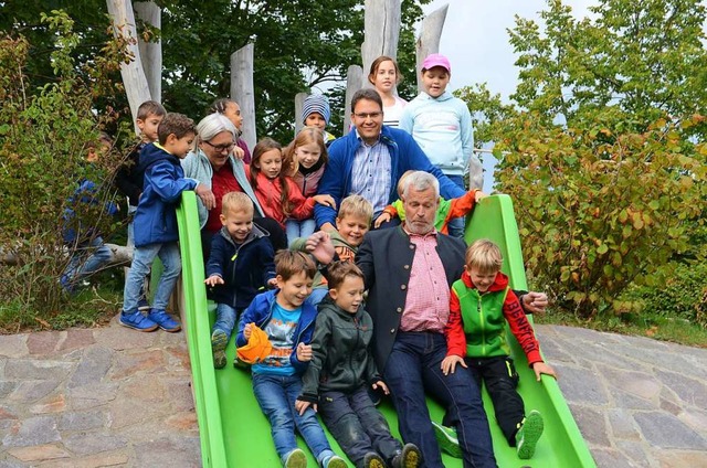 Das Auengelnde des Kindergartens Koh...nsam mit den Kindern die neue Rutsche.  | Foto: Hans-Jochen Voigt
