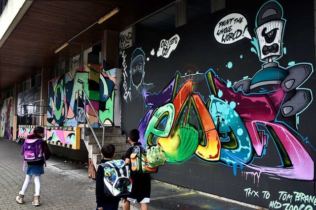 Bunt, bunter, Landwasser: Knstler hab...Einkaufszentrum mit Graffiti besprht.  | Foto: Thomas Kunz